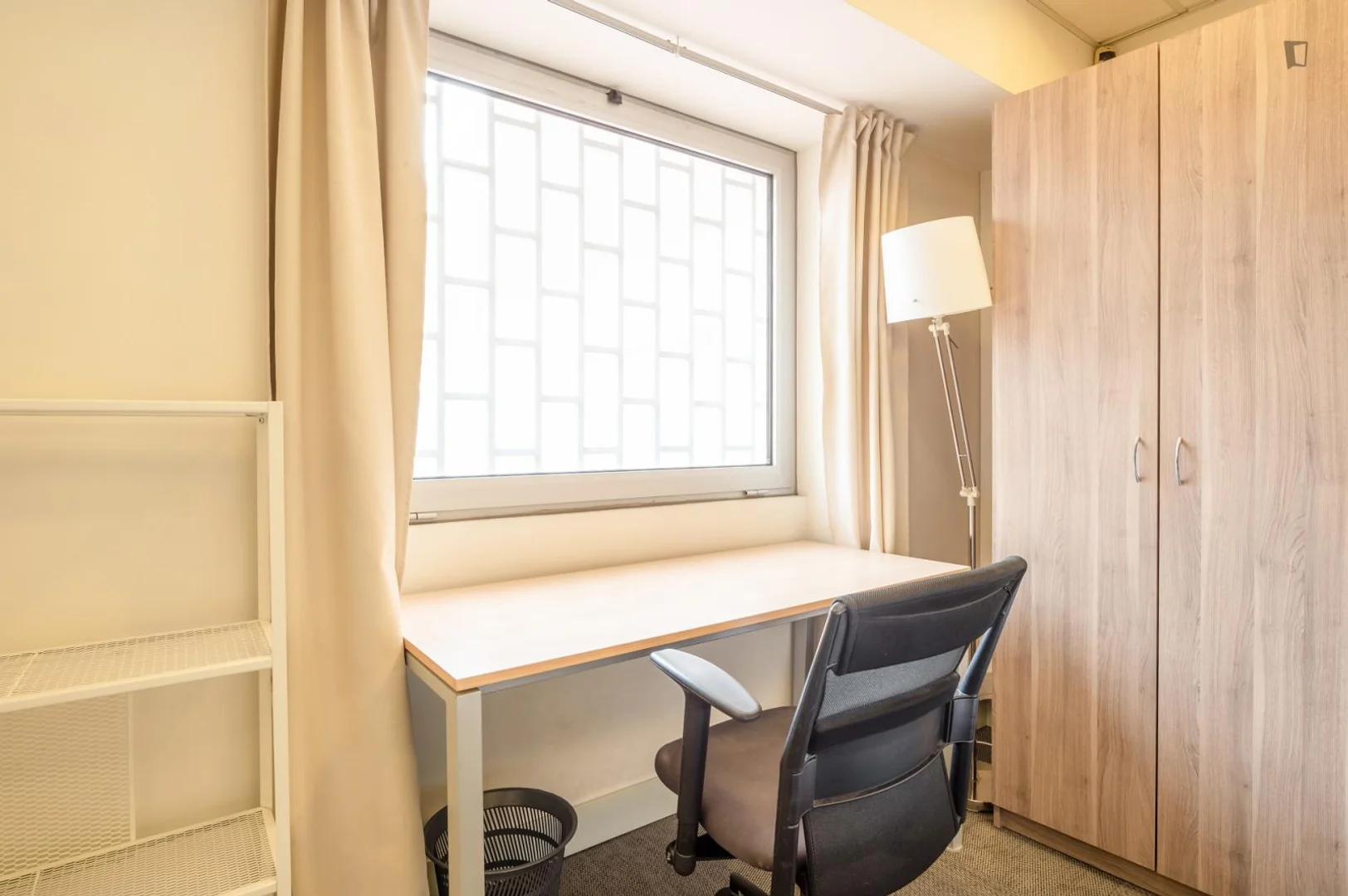Studentenzimmer in  mit Arbeitsbereich und Gemeinschaftseinrichtungen