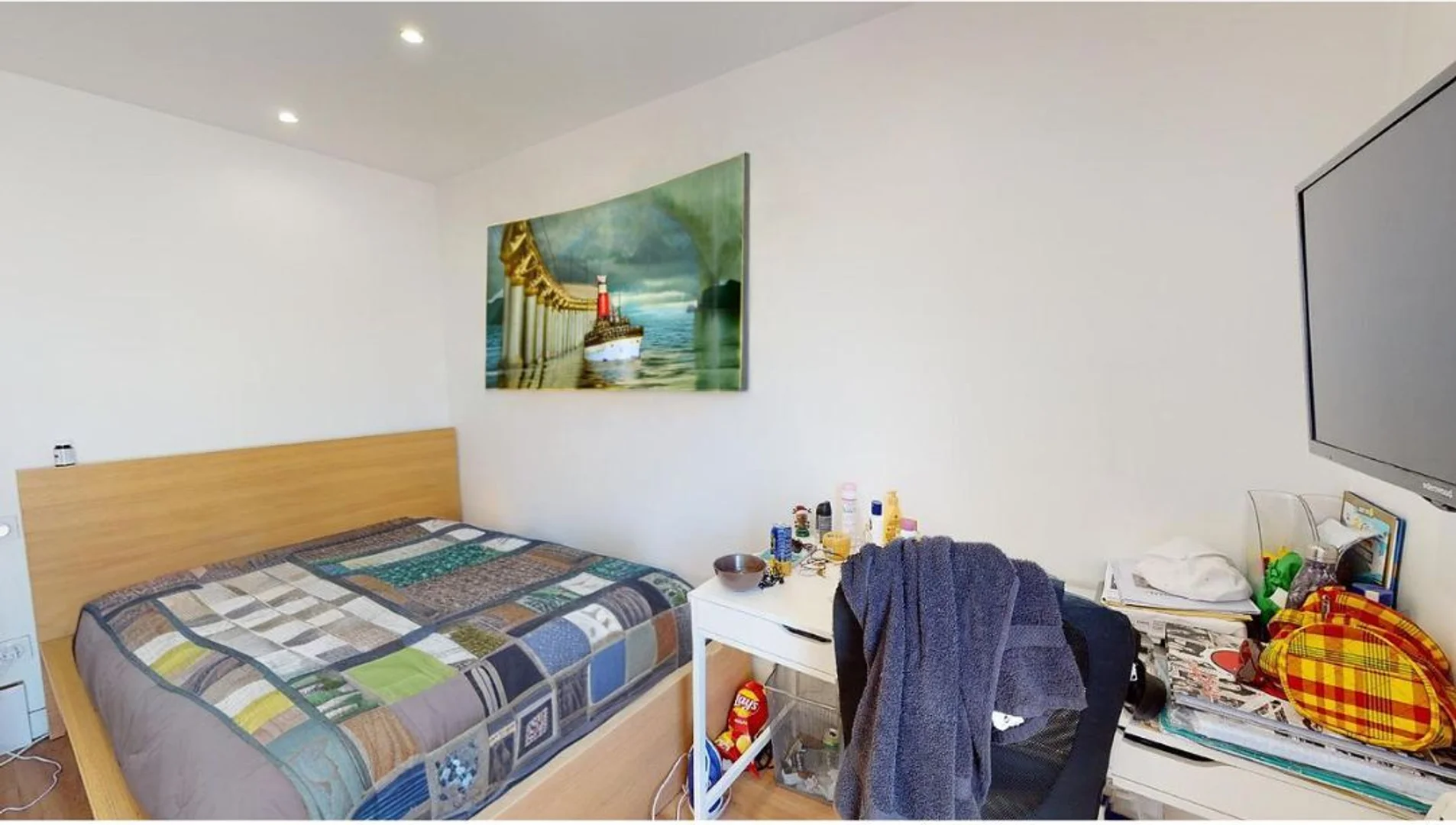 Quarto para alugar em apartamento de estudantes em , totalmente mobilado