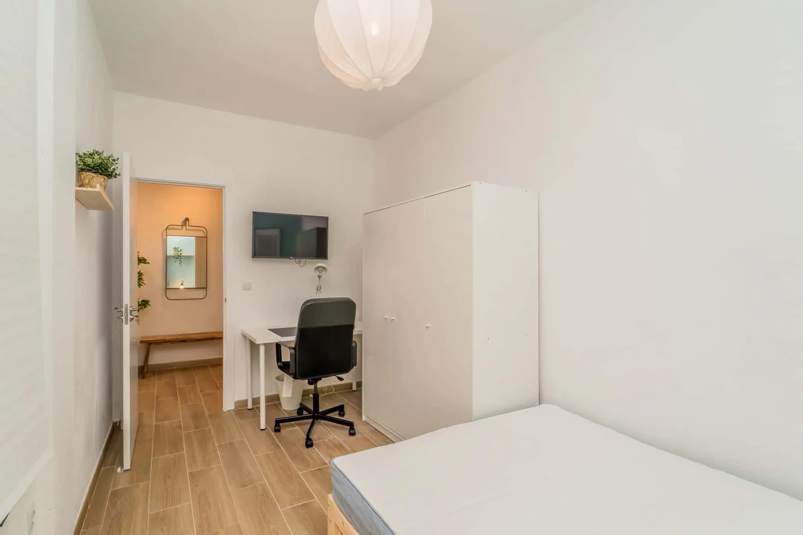 Camera per studenti in con area studio e servizi in comune