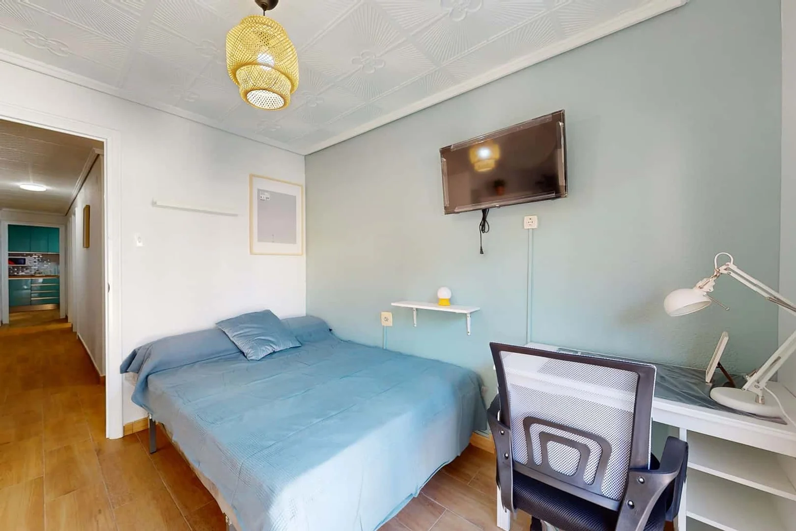 'da üniversiteye kolay erişime sahip aydınlık ve havadar öğrenci odası