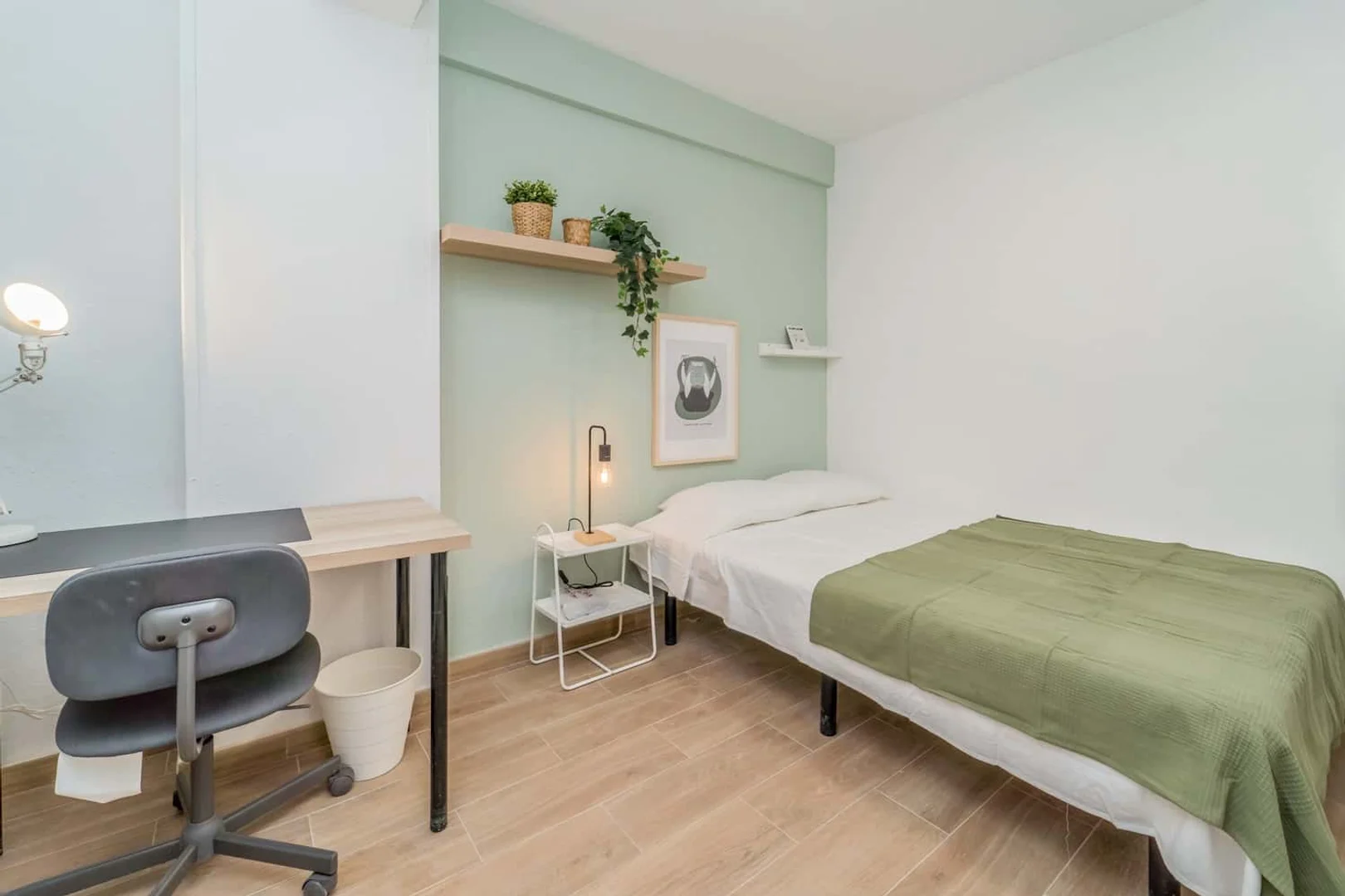 Chambre confortable pour étudiants disponible dans