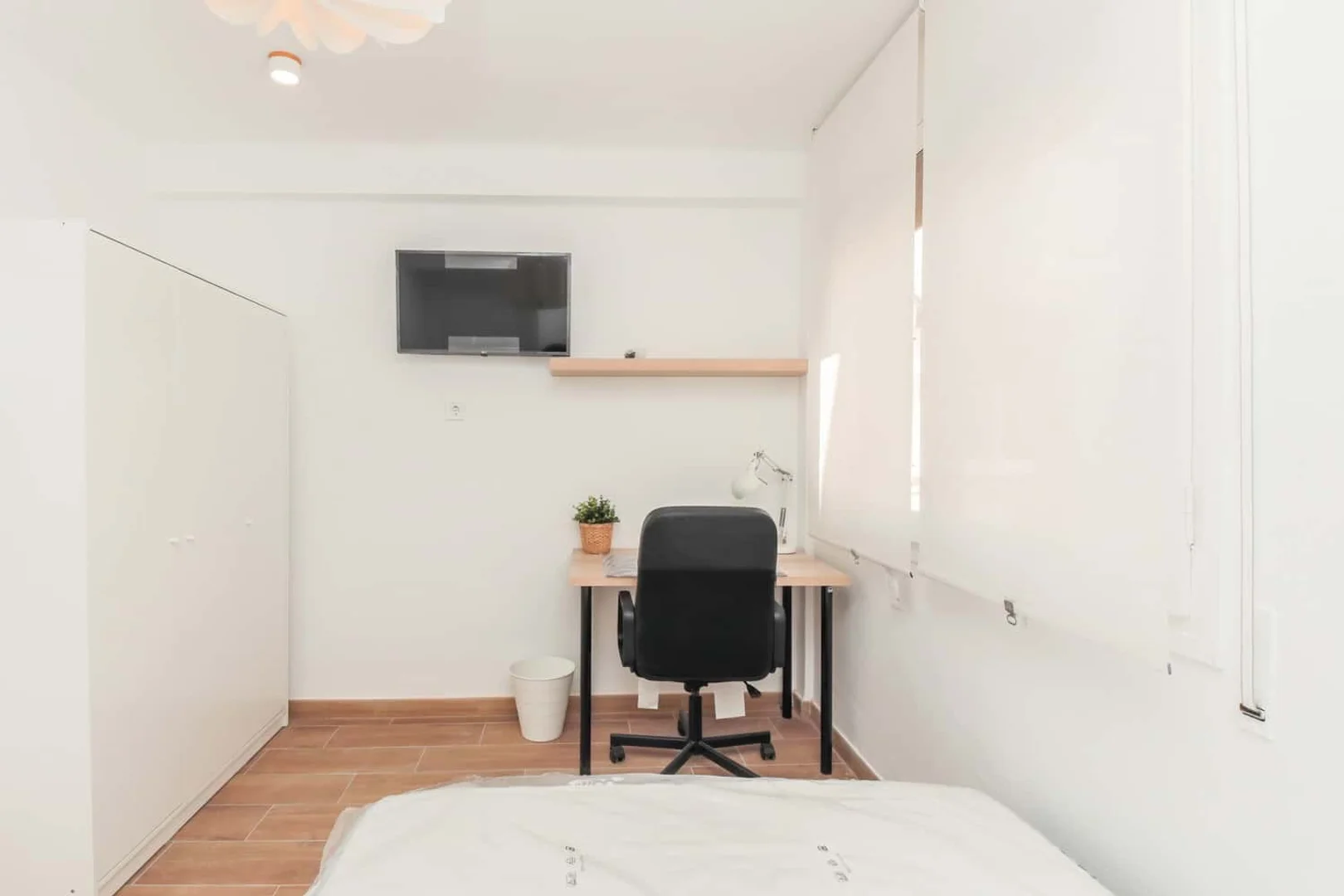 Habitación estudiantil funcional perfecta para estudiar en 