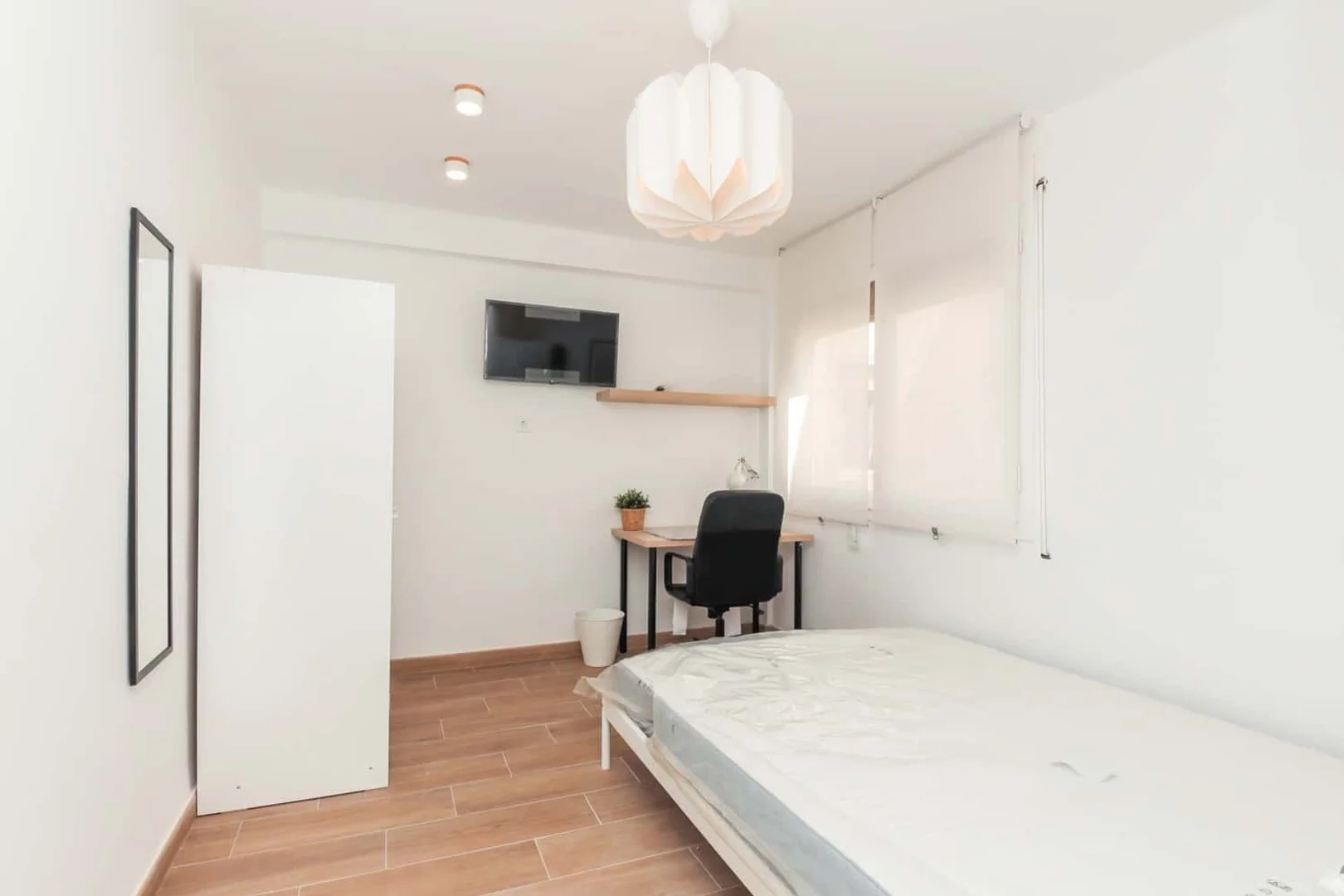 Habitación estudiantil luminosa y aireada con fácil acceso a la universidad en 