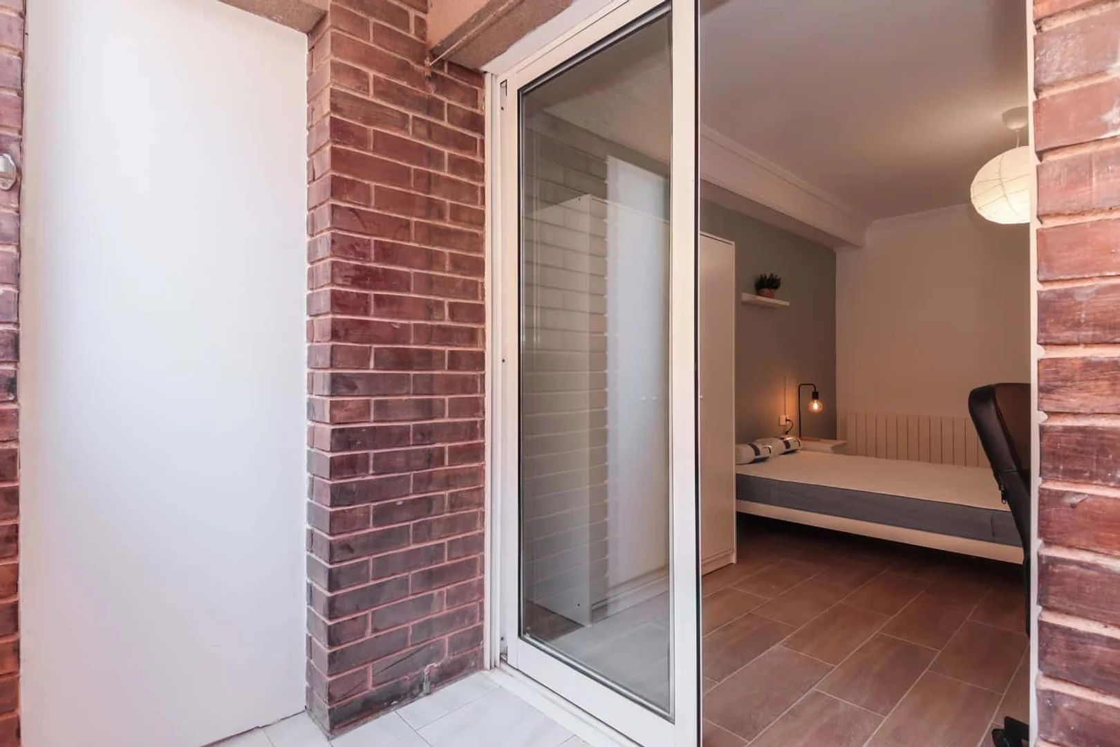 Chambre d'étudiant à avec espace d'étude et installations communes