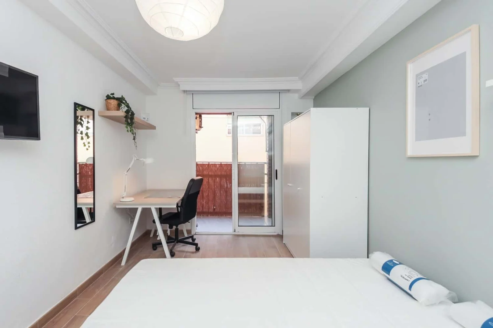 Chambre abordable pour les étudiants avec un bon éclairage dans