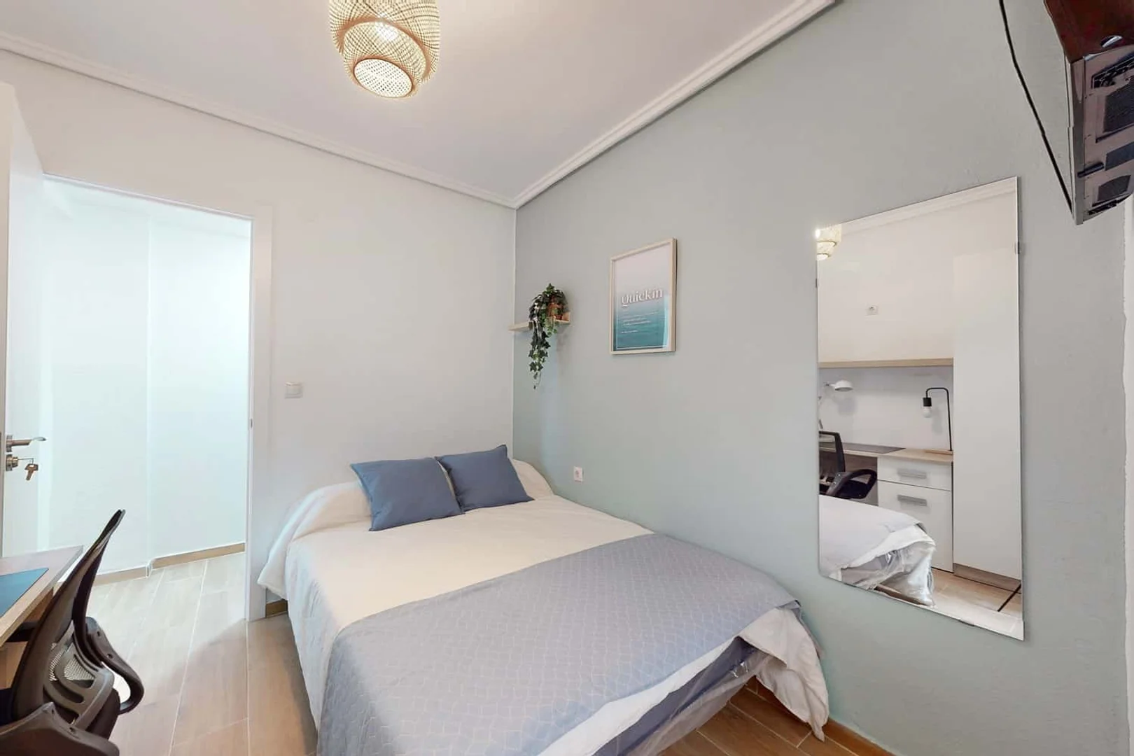 Student-friendly room in  with modern amenities