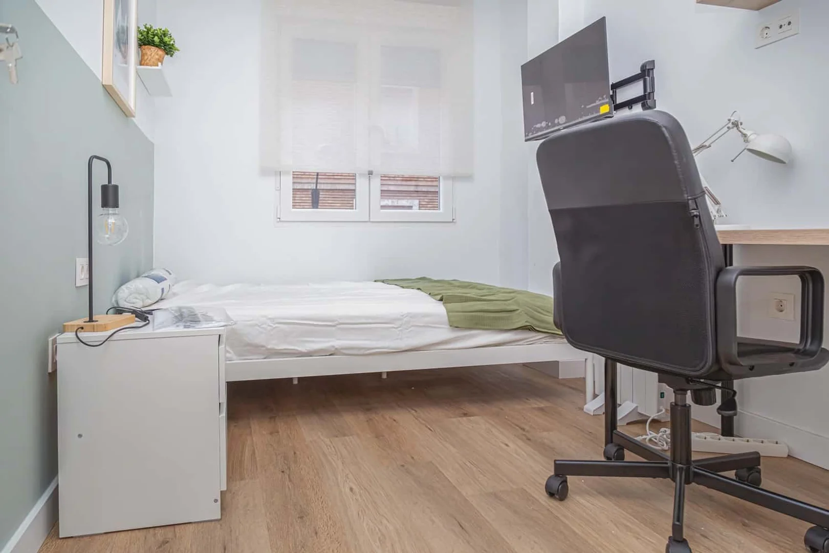 Habitación para estudiantes en con área de estudio y facilidades compartidas