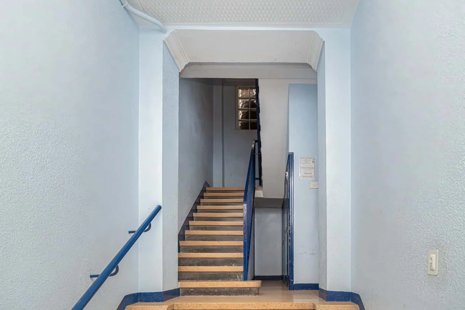 Habitación estudiantil funcional perfecta para estudiar en