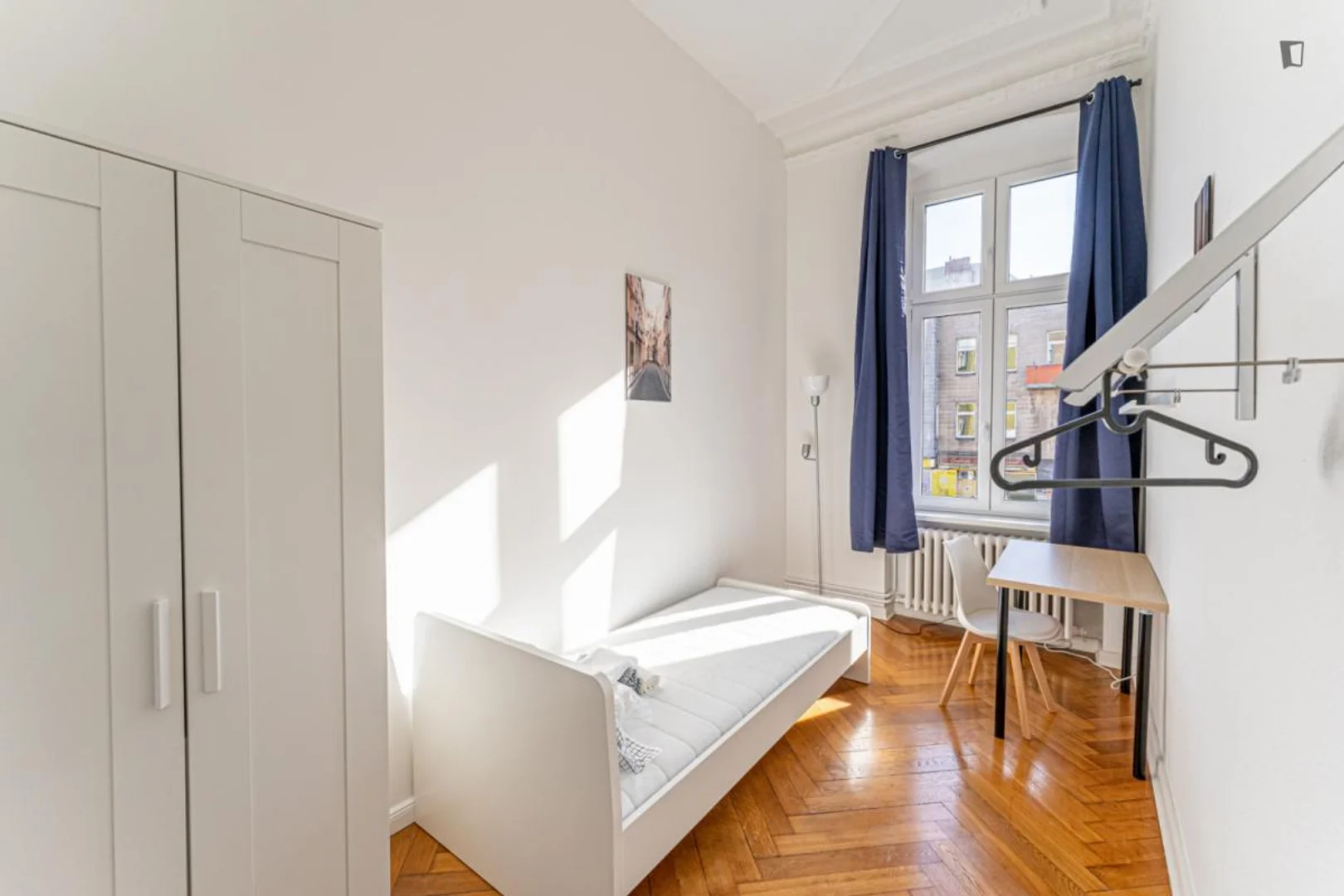 Quarto de estudante económico com localização conveniente em 