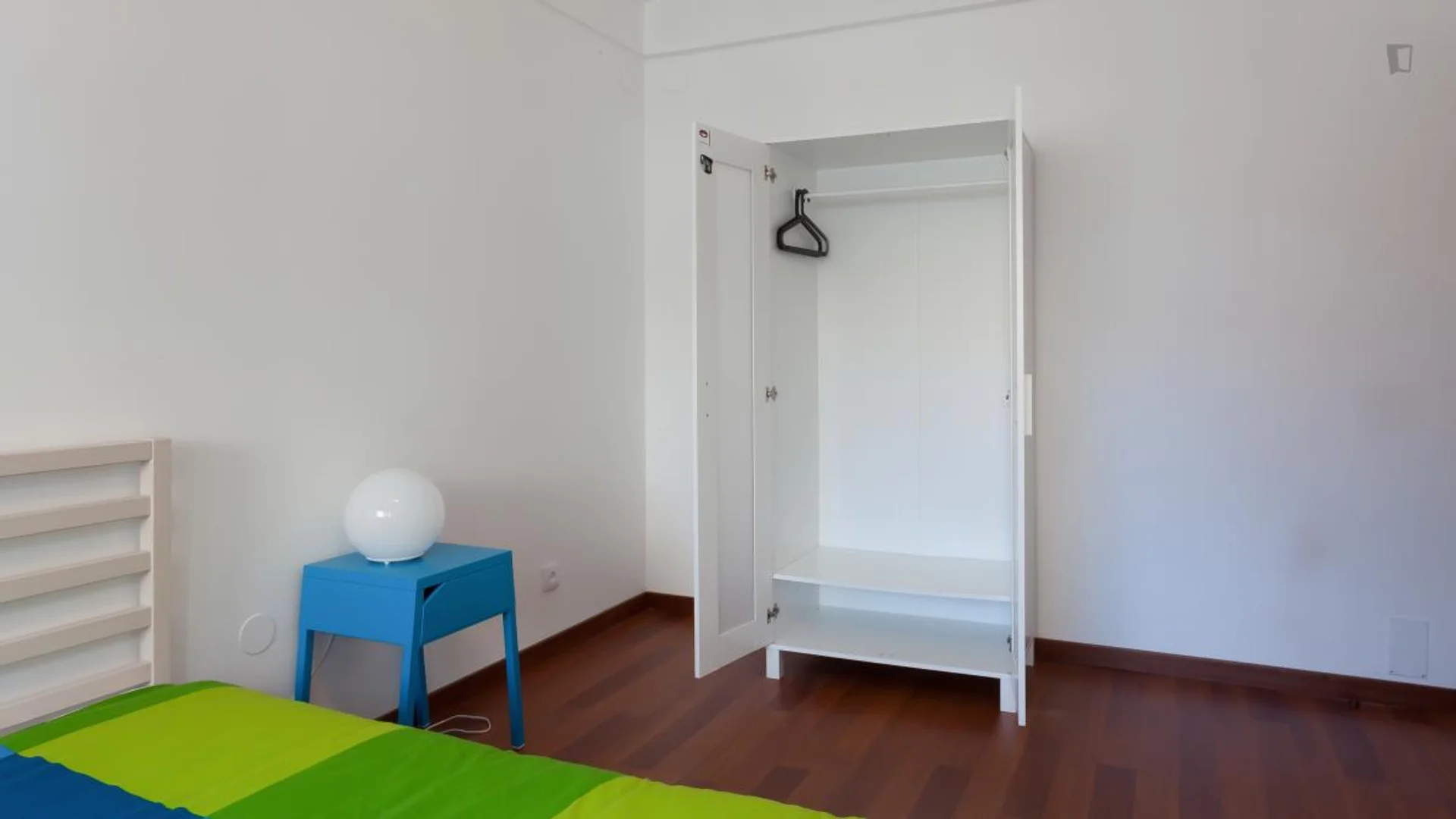 Functional student room perfect for studying in 
