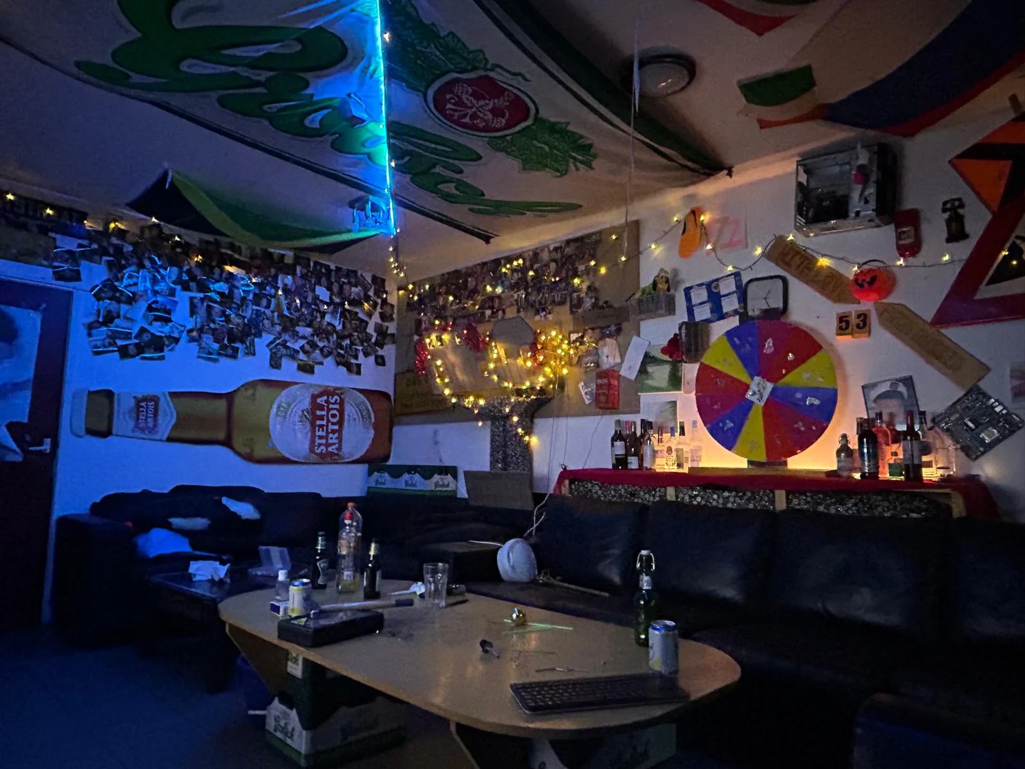 Chambre d'étudiant à  avec espace d'étude et installations communes