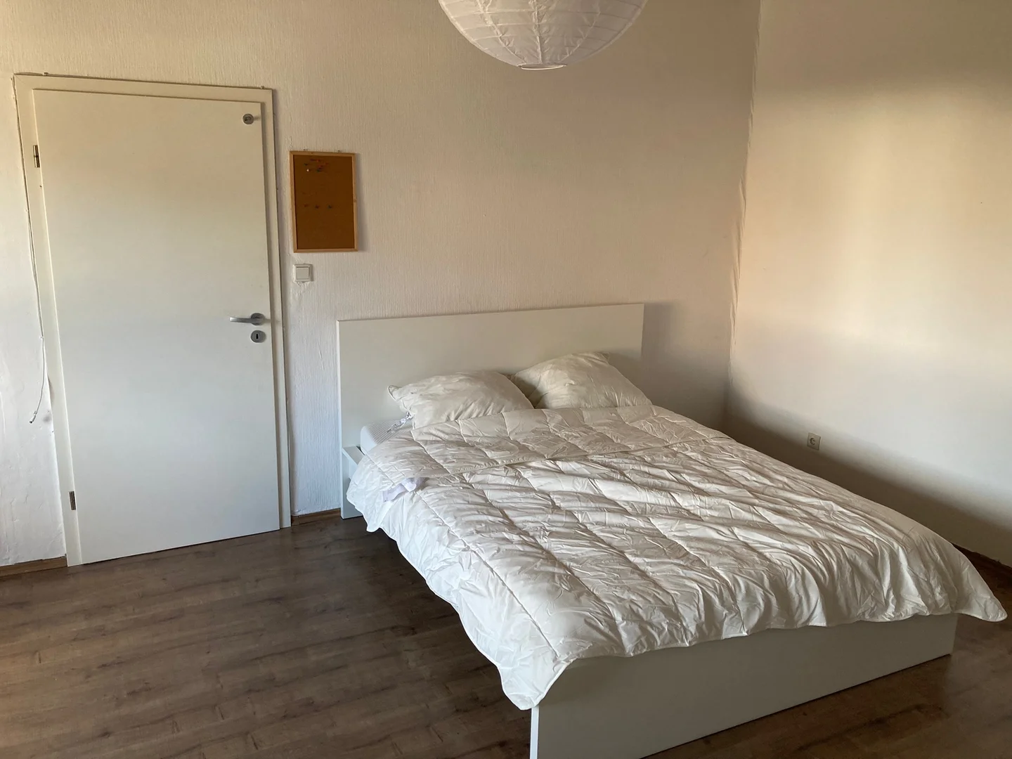 Studentenzimmer in  mit Arbeitsbereich und Gemeinschaftseinrichtungen