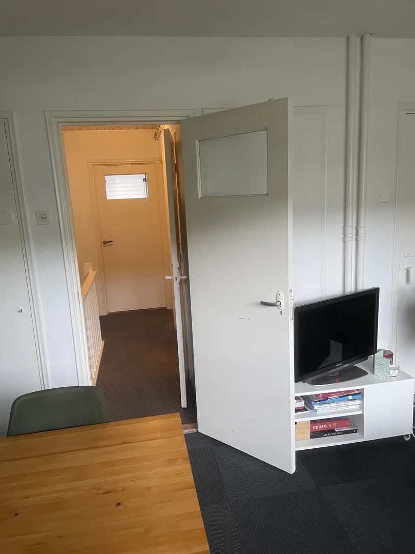 Student-friendly room in  with modern amenities