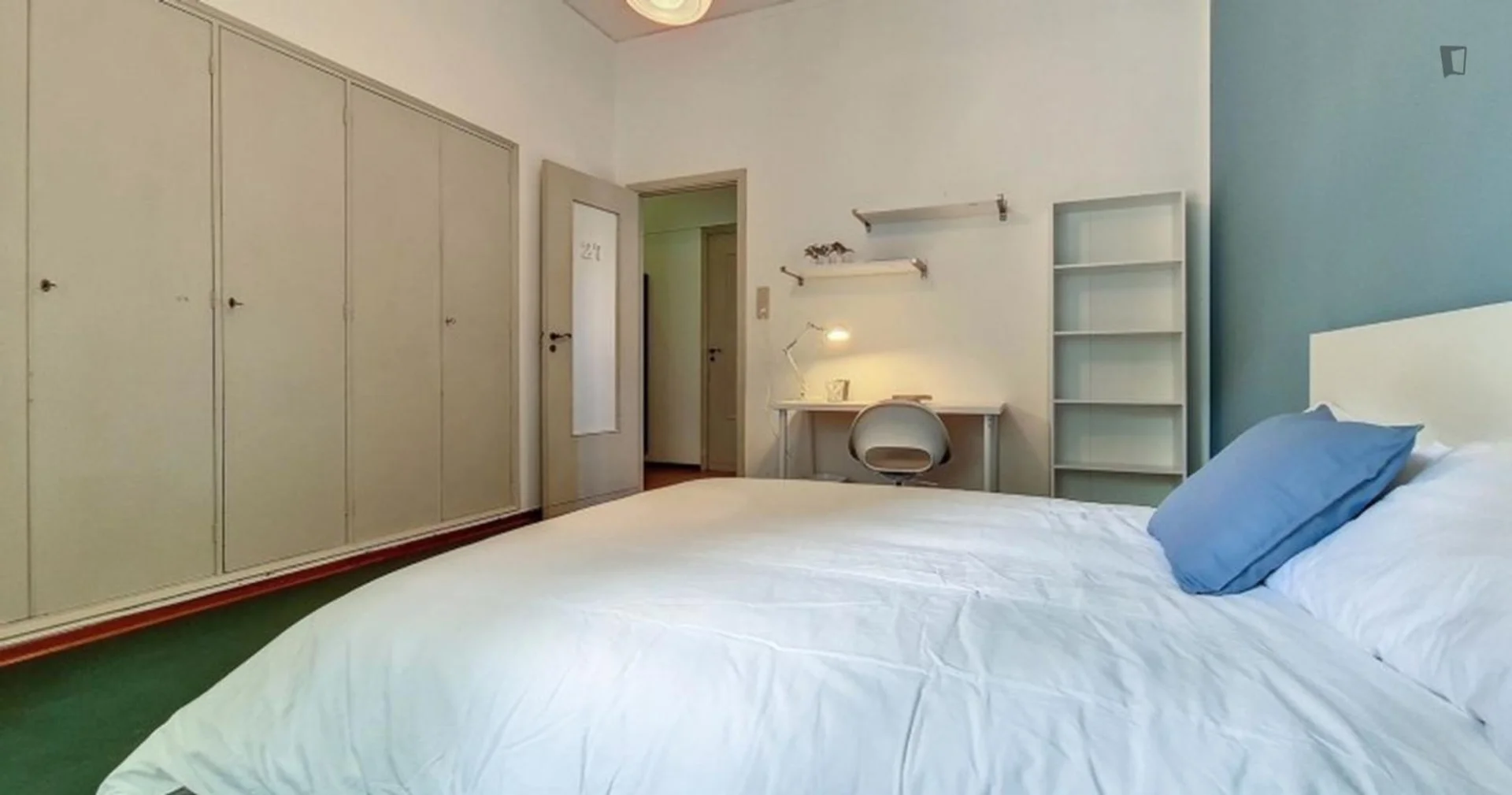 Quarto acolhedor para estudantes disponível em