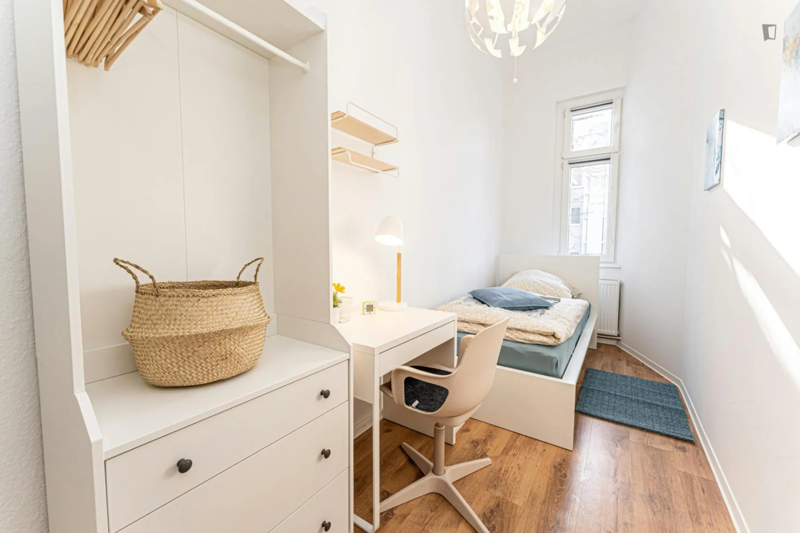Functional student room perfect for studying in 