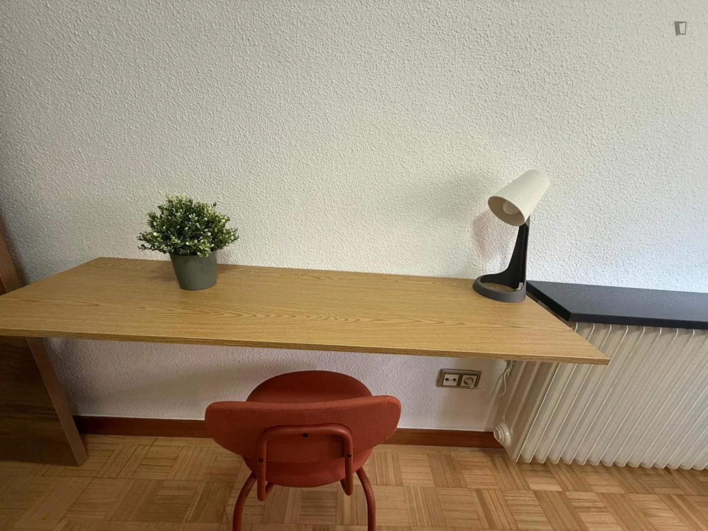 Functional student room perfect for studying in 