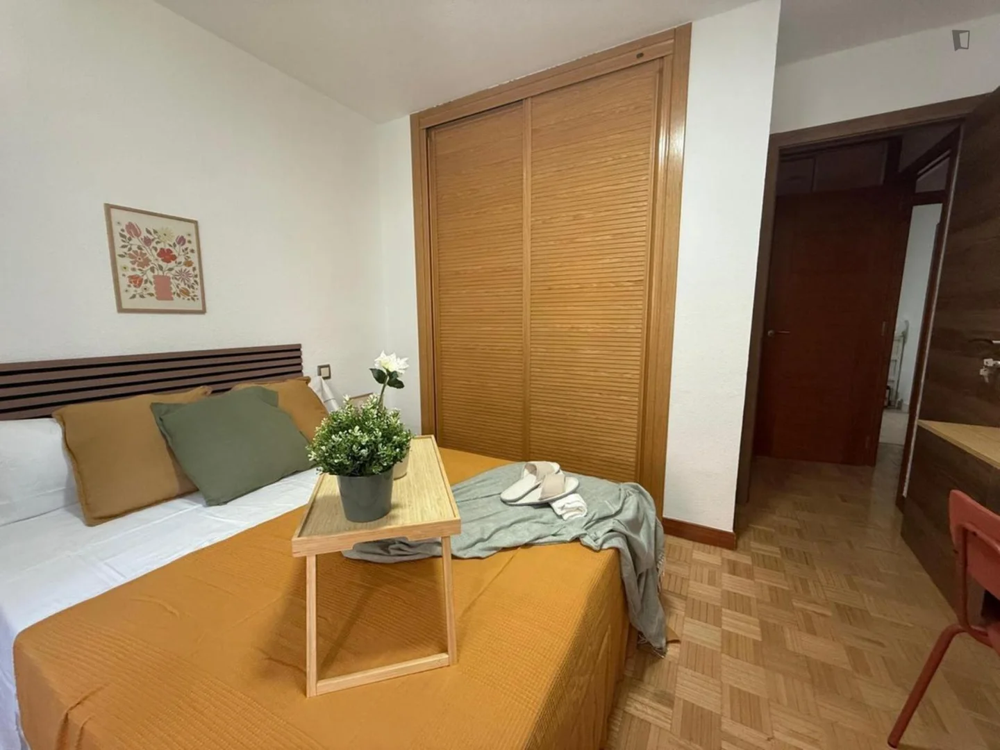 Bright and airy student room with easy university access in 
