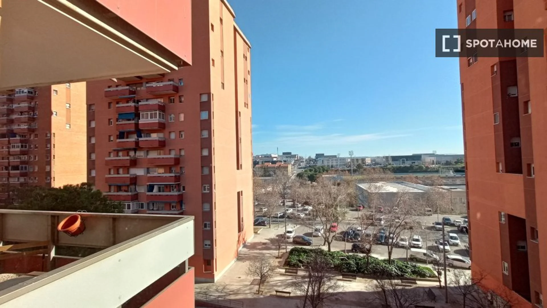 'da üniversiteye kolay erişime sahip aydınlık ve havadar öğrenci odası