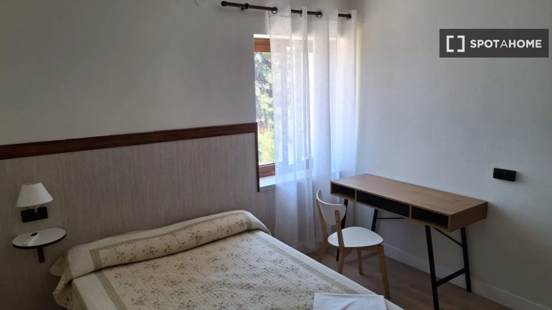  bölgesinde uygun konuma sahip ekonomik öğrenci odası