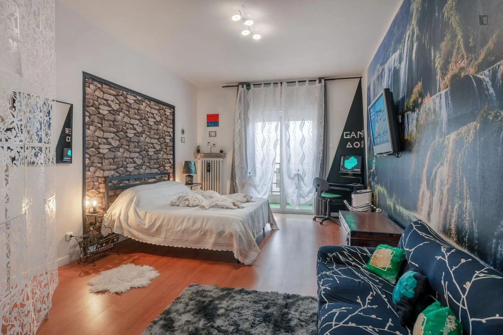 Quarto de estudante em  com área de estudo e instalações partilhadas