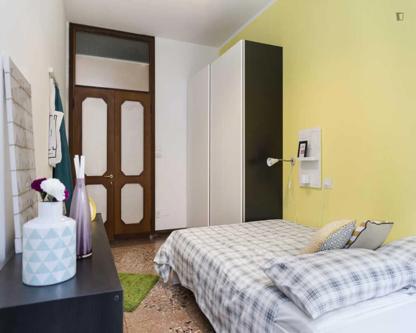 'de modern olanaklara sahip öğrenci dostu oda
