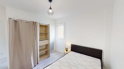 Cheap private room in Poitiers