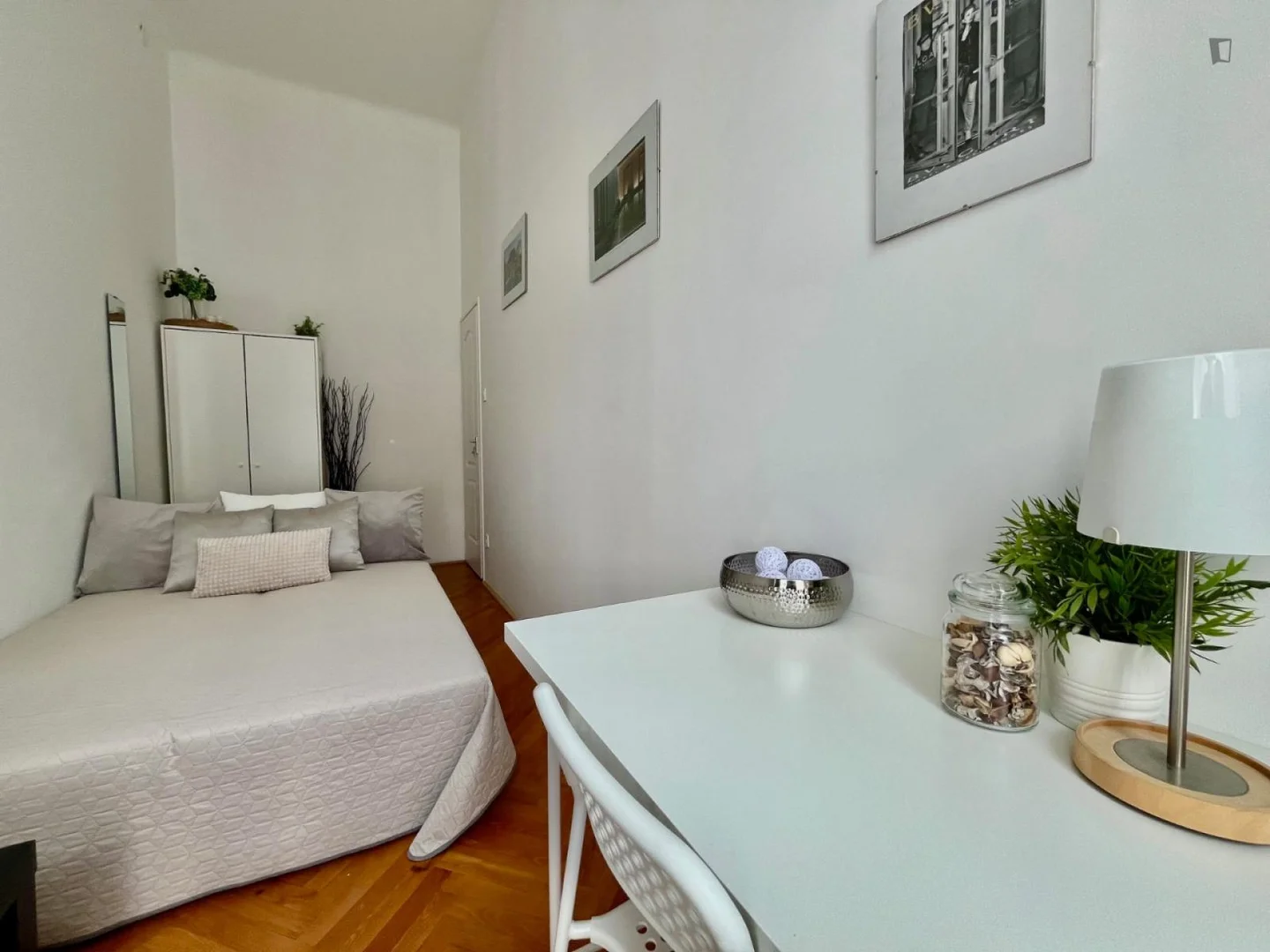 Quarto de estudante em  com área de estudo e instalações partilhadas