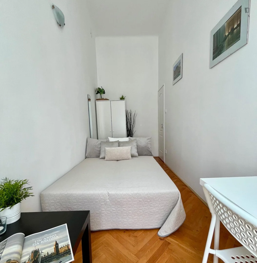 Quarto acessível para estudantes com iluminação ampla em 