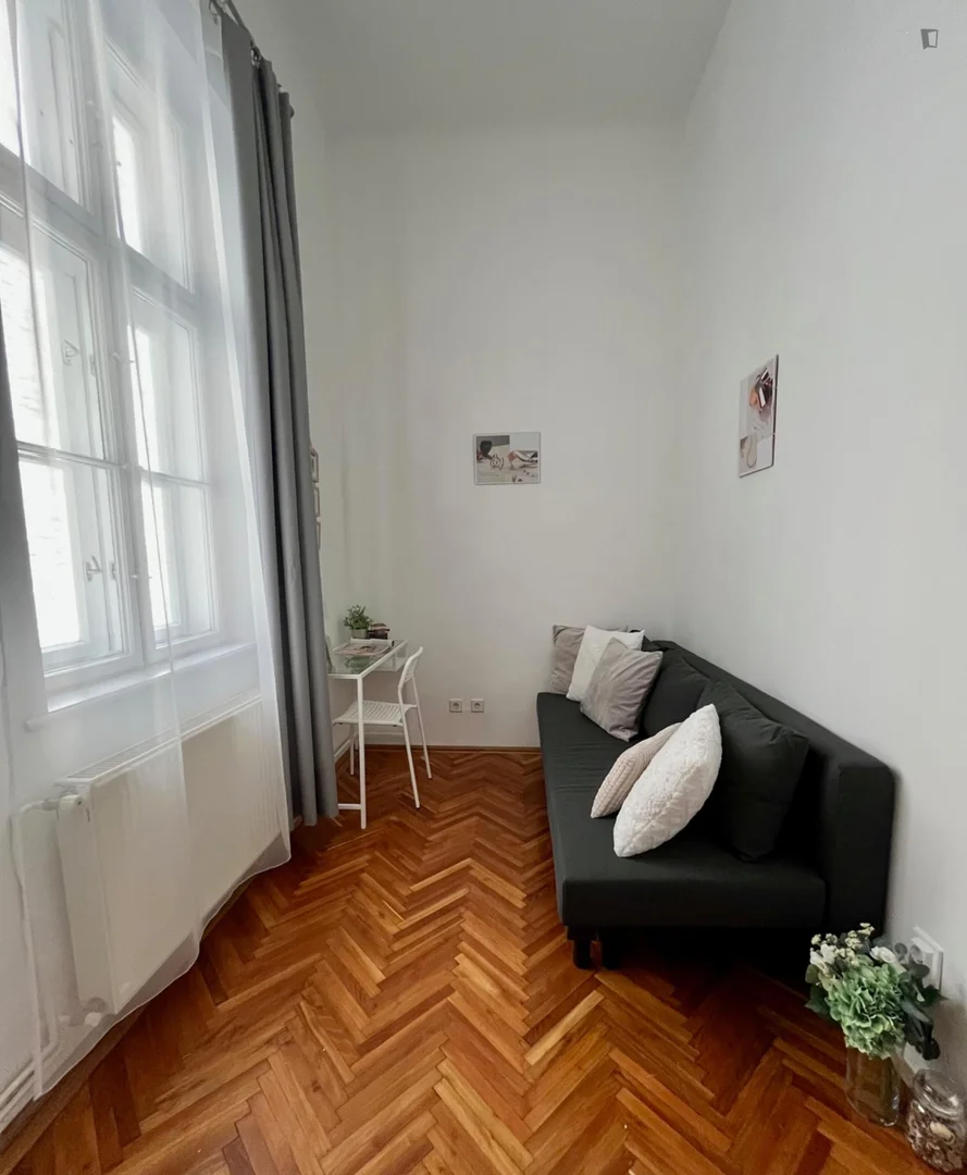 Quarto para alugar em apartamento de estudantes em , totalmente mobilado