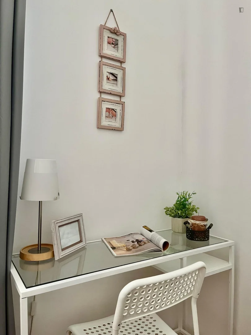 Quarto de estudante confortável e espaçoso em 