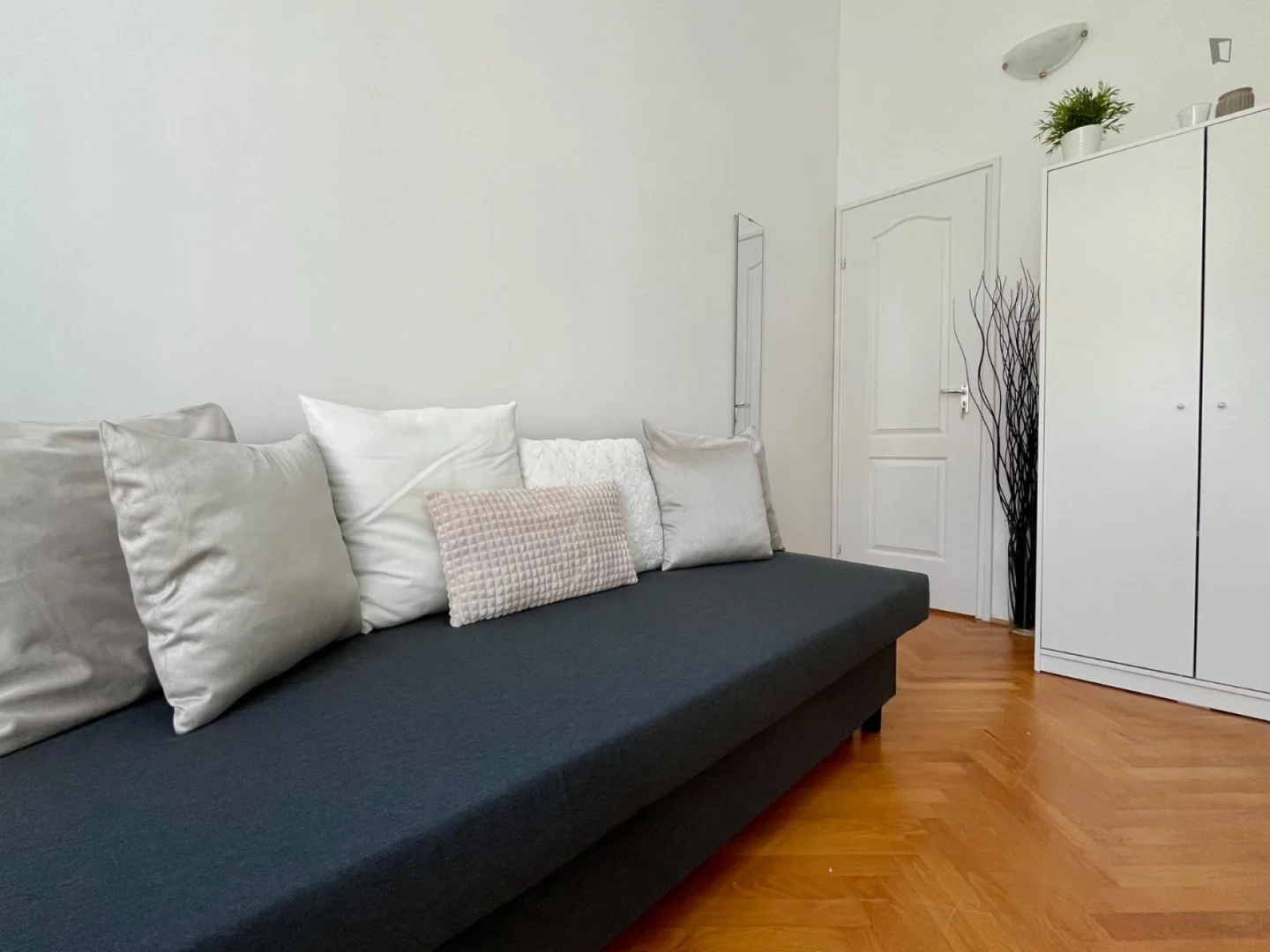 Quarto de estudante confortável e espaçoso em 