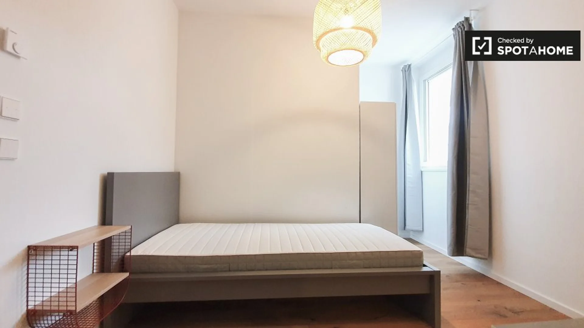 Studentenzimmer in  mit Arbeitsbereich und Gemeinschaftseinrichtungen