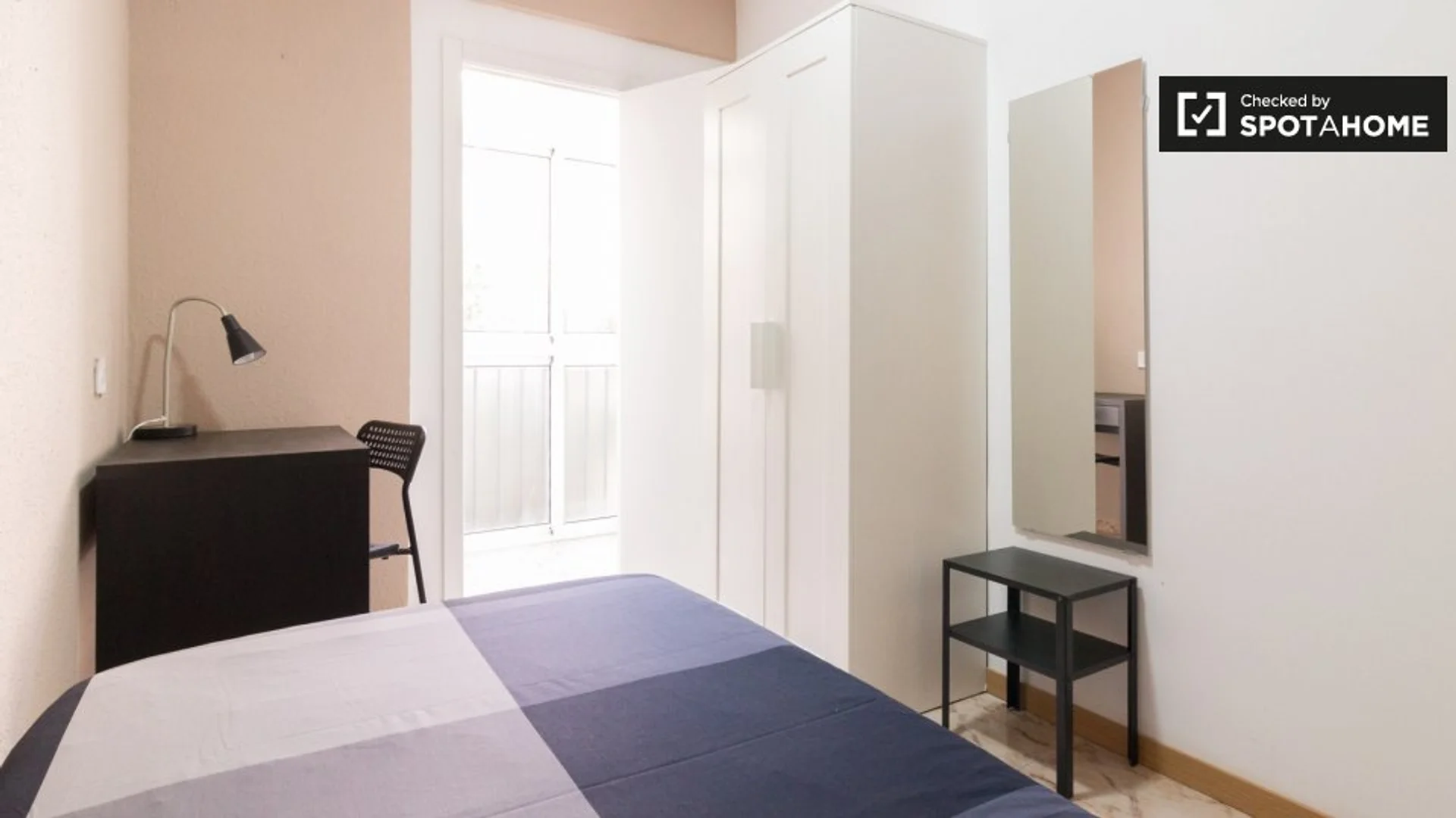 Bright and airy student room with easy university access in 