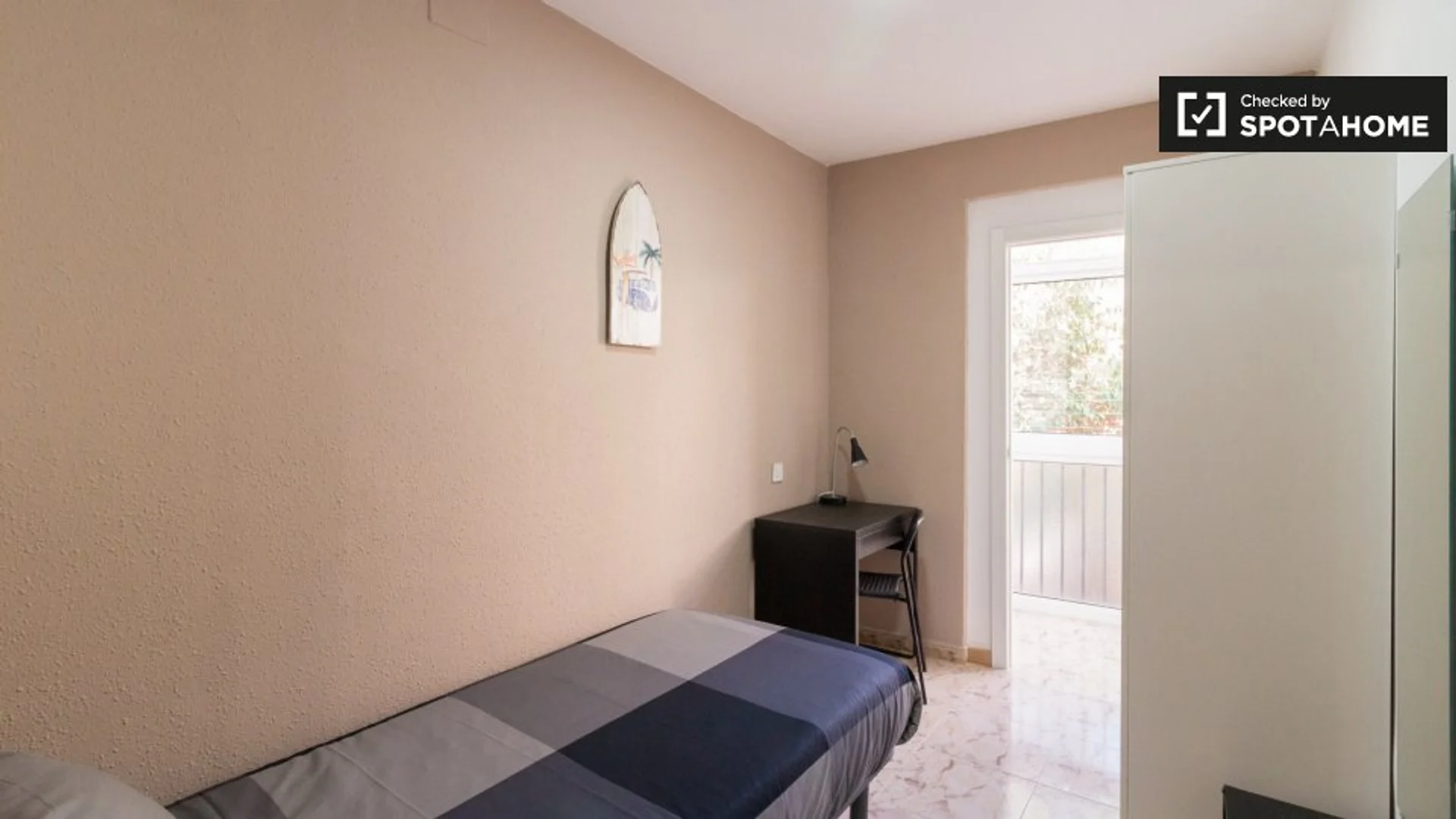 Bright and airy student room with easy university access in 