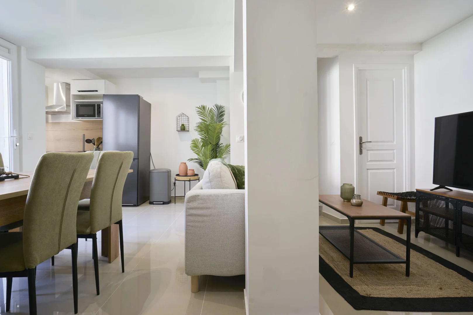 Habitación estudiantil funcional perfecta para estudiar en 