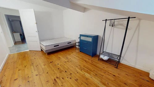 Cheap private room in Saint-etienne