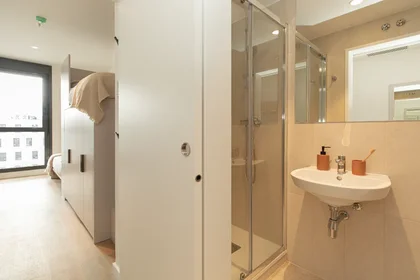 Quarto privado em residência em C. Fernando Población 2-22, imagem 4 de 12