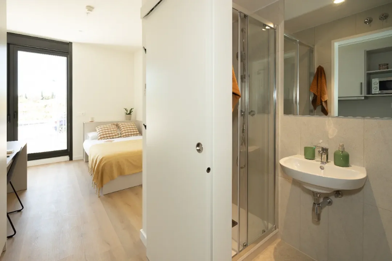 Habitación estudiantil amplia y cómoda en