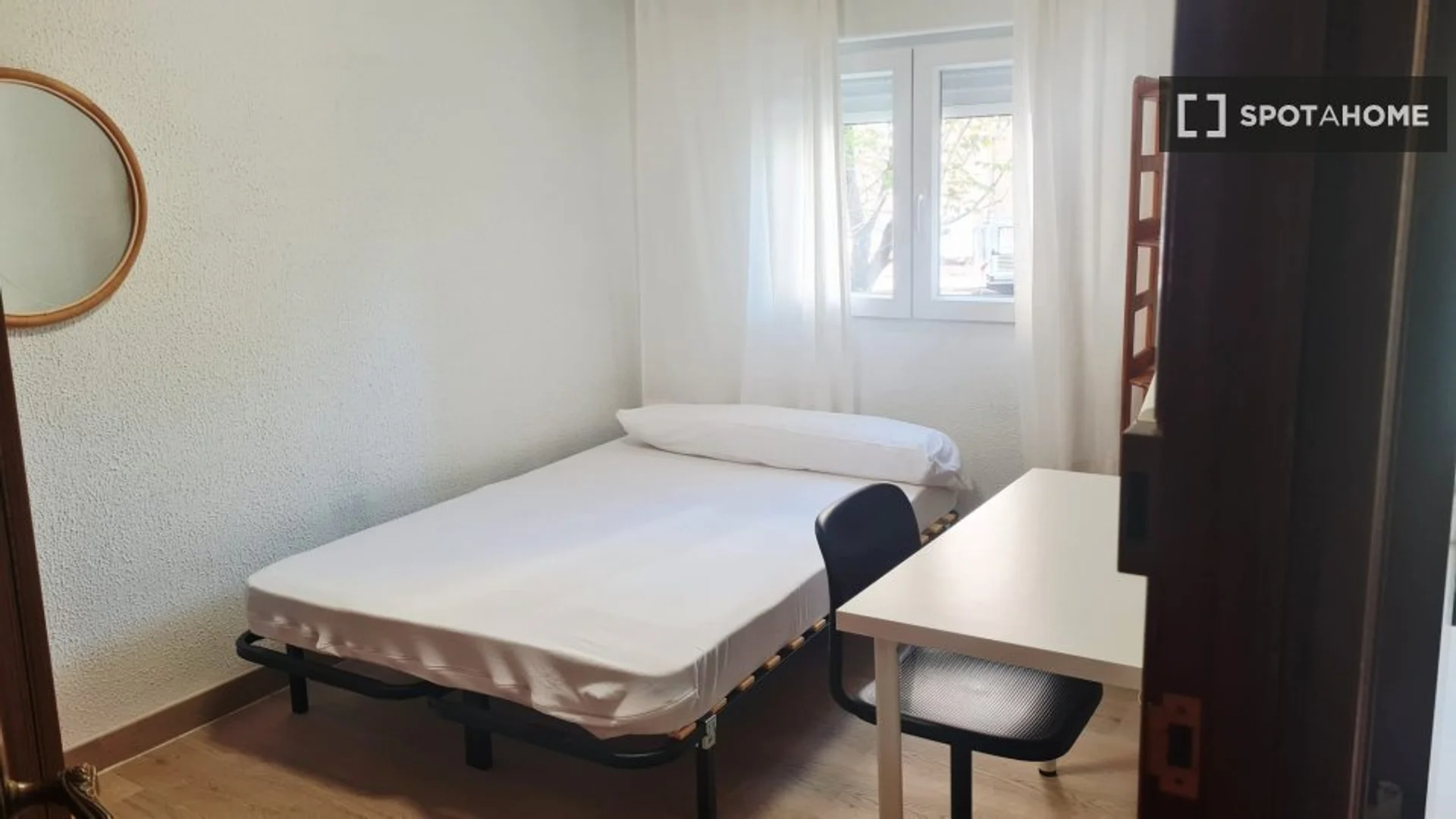 Camera per studenti in  con area studio e servizi in comune