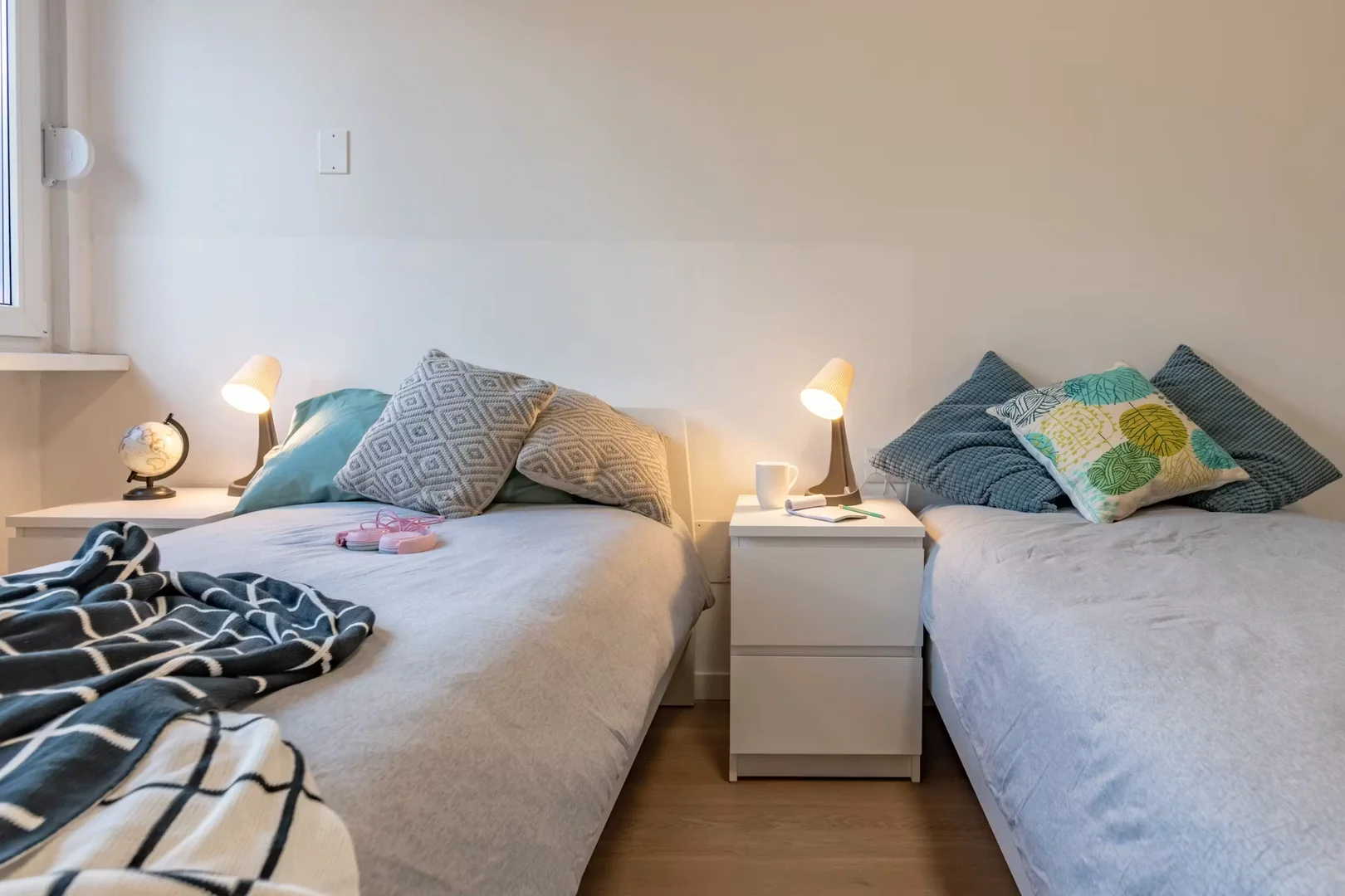 Studentenzimmer in mit Arbeitsbereich und Gemeinschaftseinrichtungen