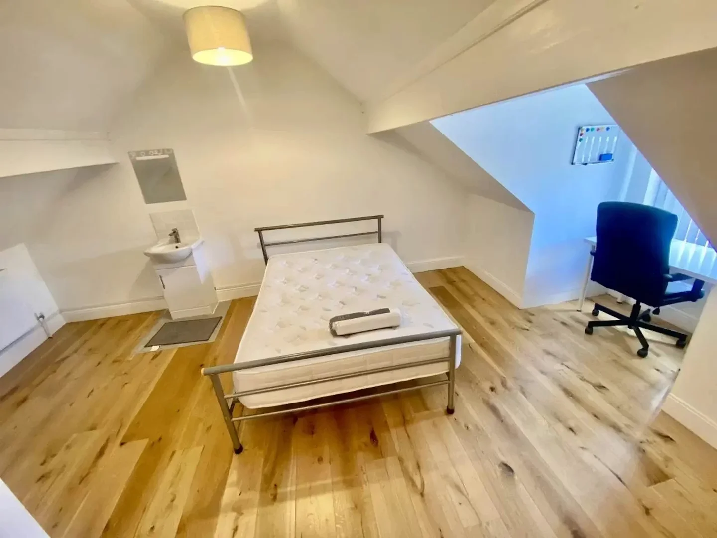 Funktionelles Studentenzimmer perfekt zum Studieren in