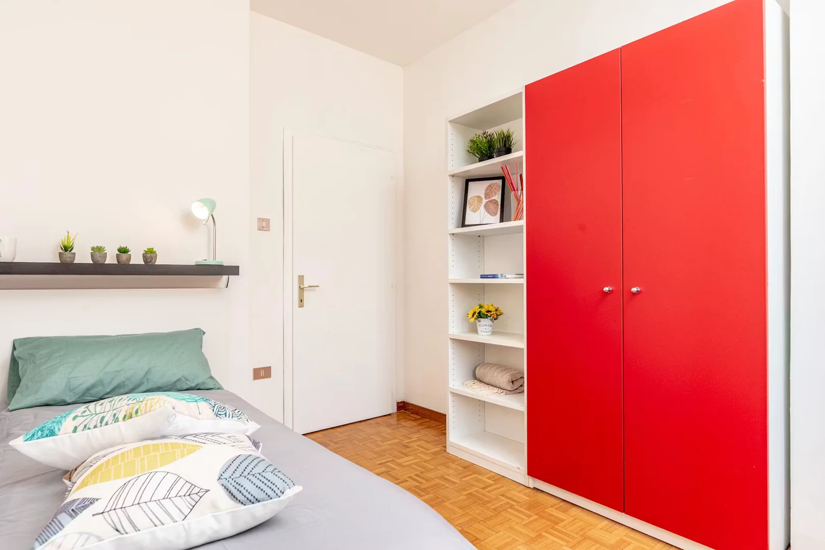 Quarto de estudante luminoso e arejado com acesso fácil à universidade em 