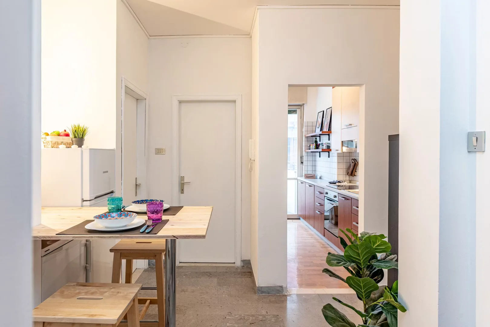 Quarto de estudante luminoso e arejado com acesso fácil à universidade em 