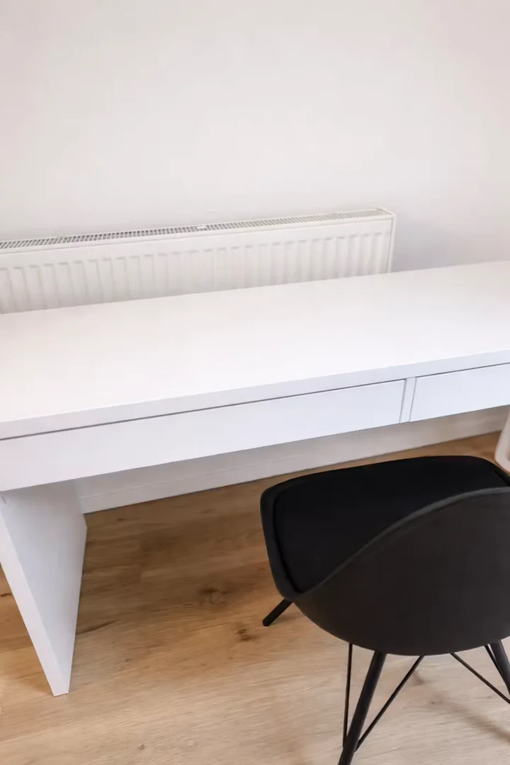 Bright and airy student room with easy university access in 