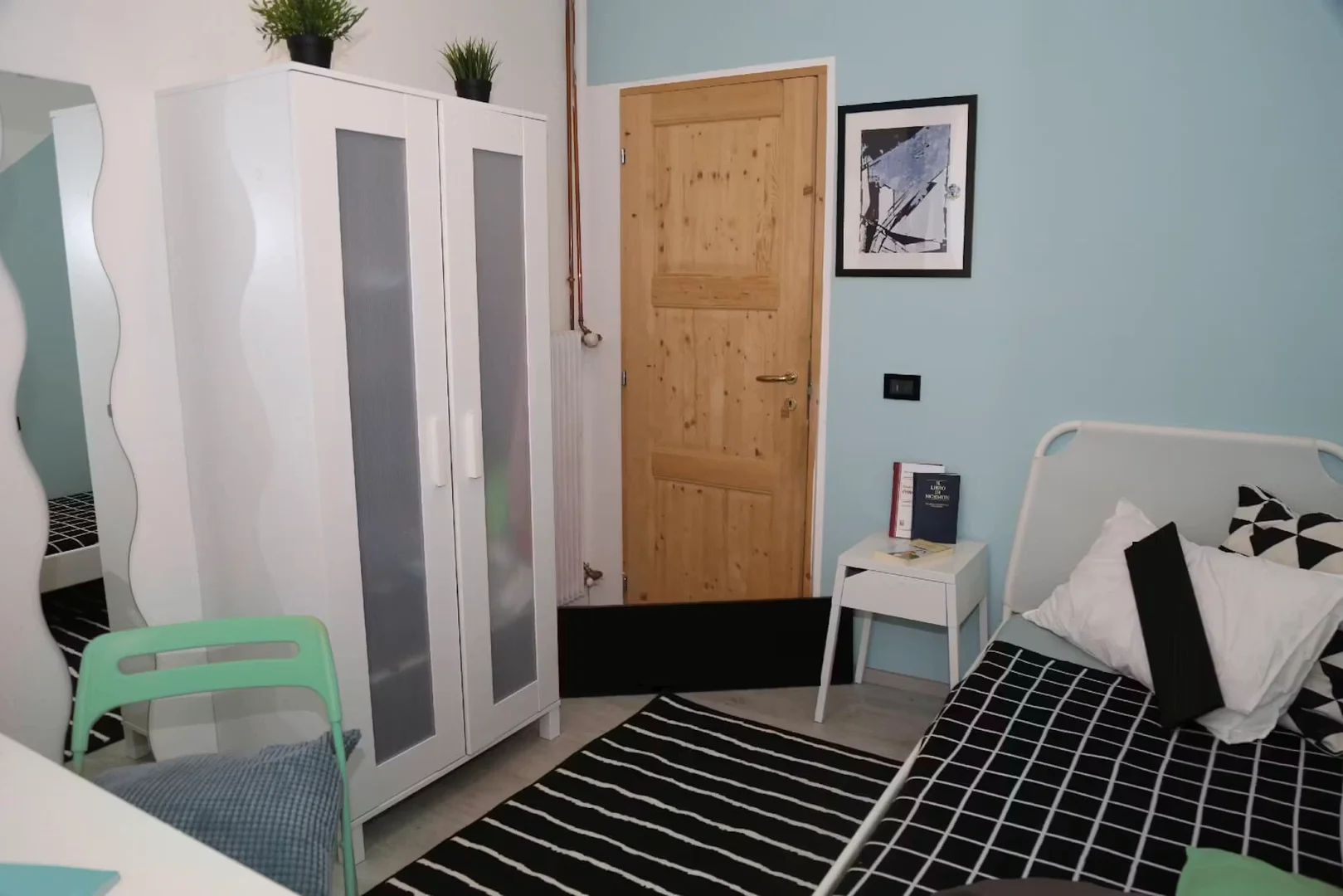 Habitación estudiantil luminosa y aireada con fácil acceso a la universidad en