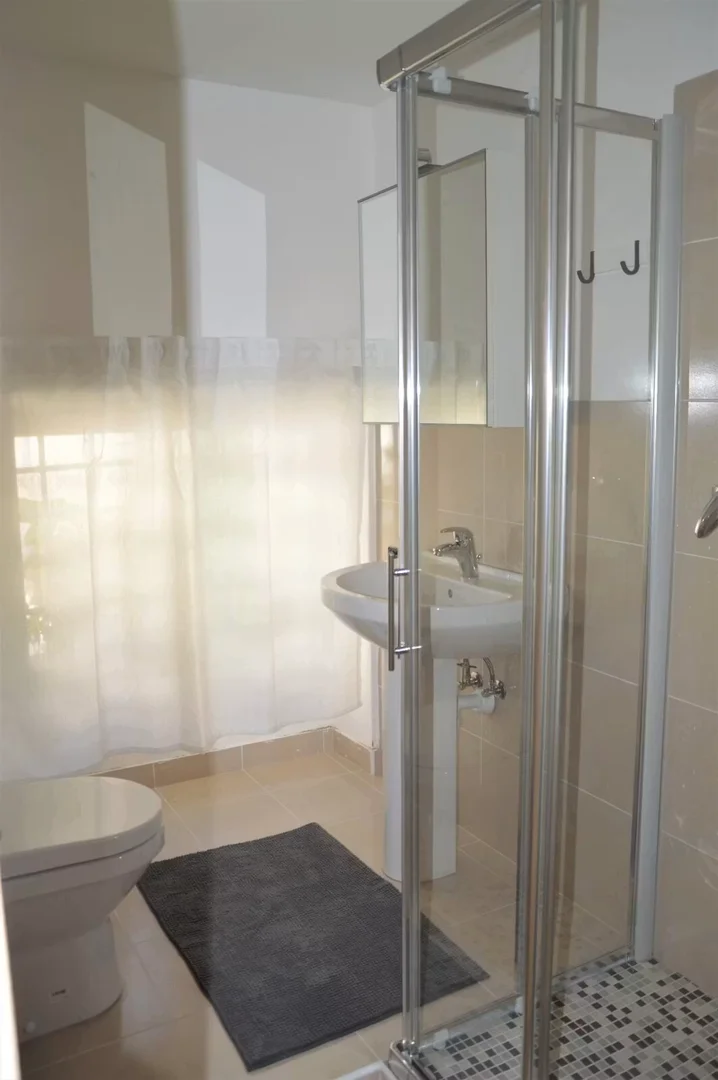 Habitación estudiantil económica con ubicación conveniente en