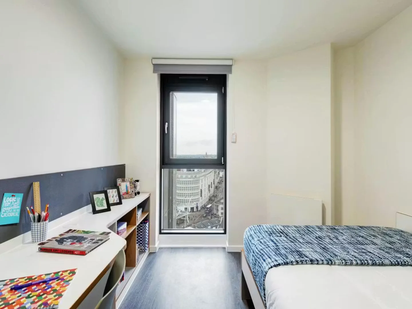 Funktionelles Studentenzimmer perfekt zum Studieren in