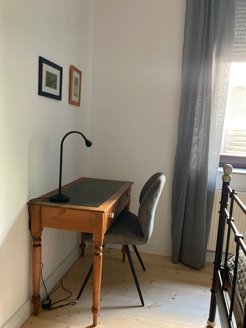 Quarto para alugar em apartamento de estudantes em , totalmente mobilado