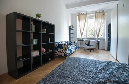 Quarto iluminado em {area}