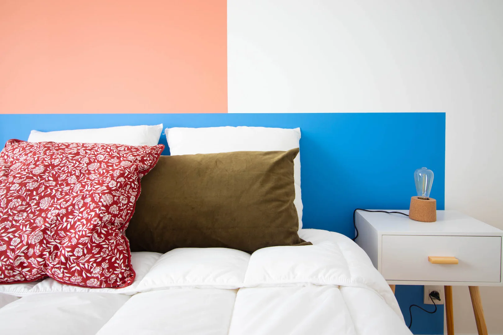 Quarto acessível para estudantes com iluminação ampla em 